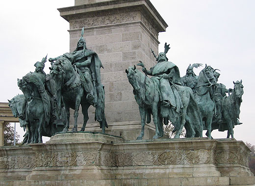 Будапешт, конные скульптуры князя Арпада и семи вождей