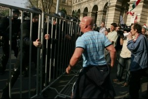 Участники уличных беспорядков предстанут перед судом