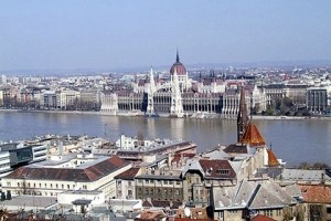 В Будапеште против зданий-великанов в центре города