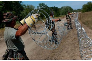 Правительство Венгрии укрепит границы вертолетами и конной полицией