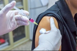 Правительство дает работодателям право требовать от работников прививки