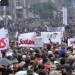 На улицы Будапешта вышли десятки тысяч противников правительства